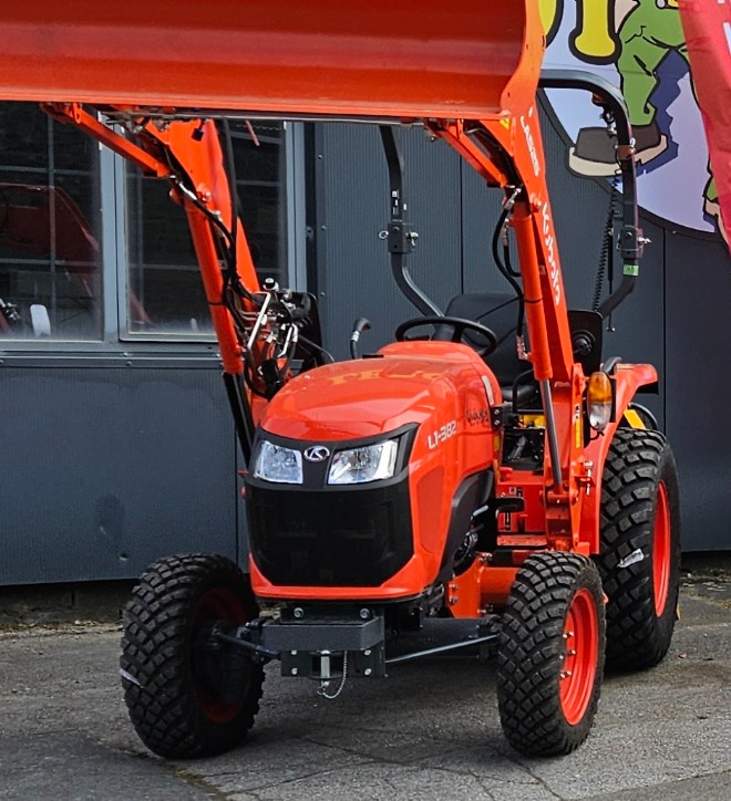 [KUBOTA L1382HDW MIXTE-CHARGEUR] Microtracteur 38cv hydrostatique Kubota L1-382HDW avec roue mixte, siège mécanique et chargeur Kubota LA525 avec 3° fonction et benne à grappin multifonction 172cm attache rapide MODELE D EXPO