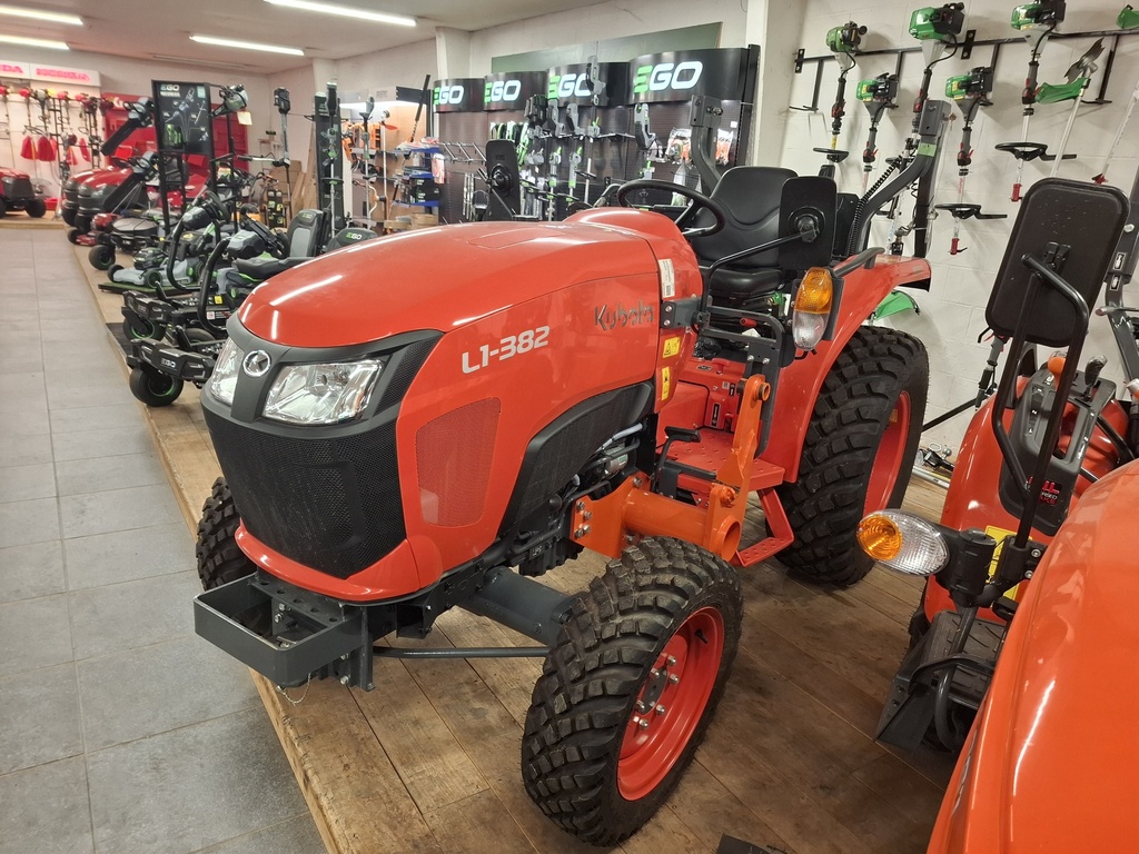 [KUBOTA L1382HDW MIXTE-CHARGEUR] Microtracteur 38cv hydrostatique Kubota L1-382HDW avec roue mixte, siège mécanique et chargeur Kubota LA525 avec 3° fonction et benne à grappin multifonction 172cm attache rapide